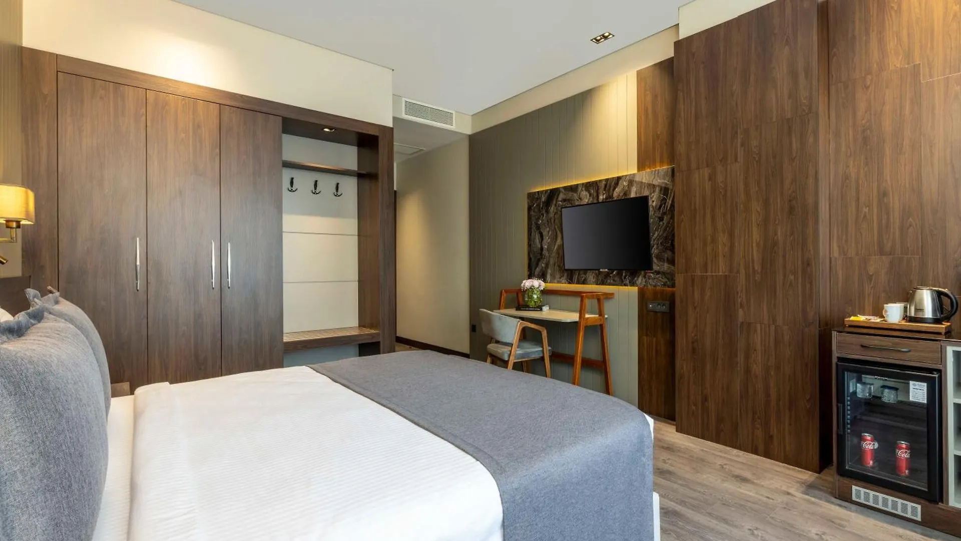 Ezkar Bathonea Art Istanbul Hotel